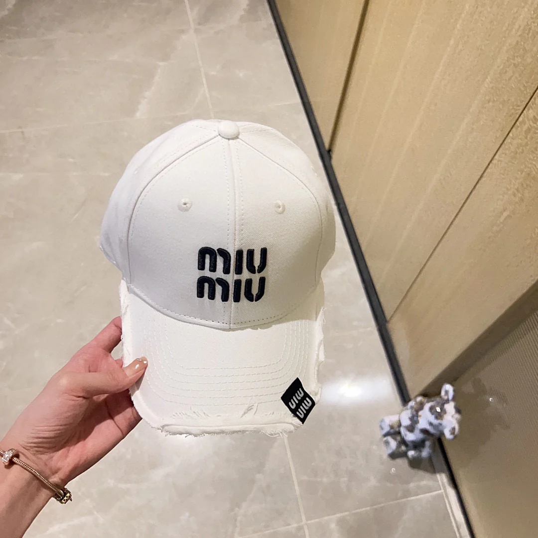 Новая бейсболка Miu Miu 2023 с вышивкой и рваными элементами - белая.