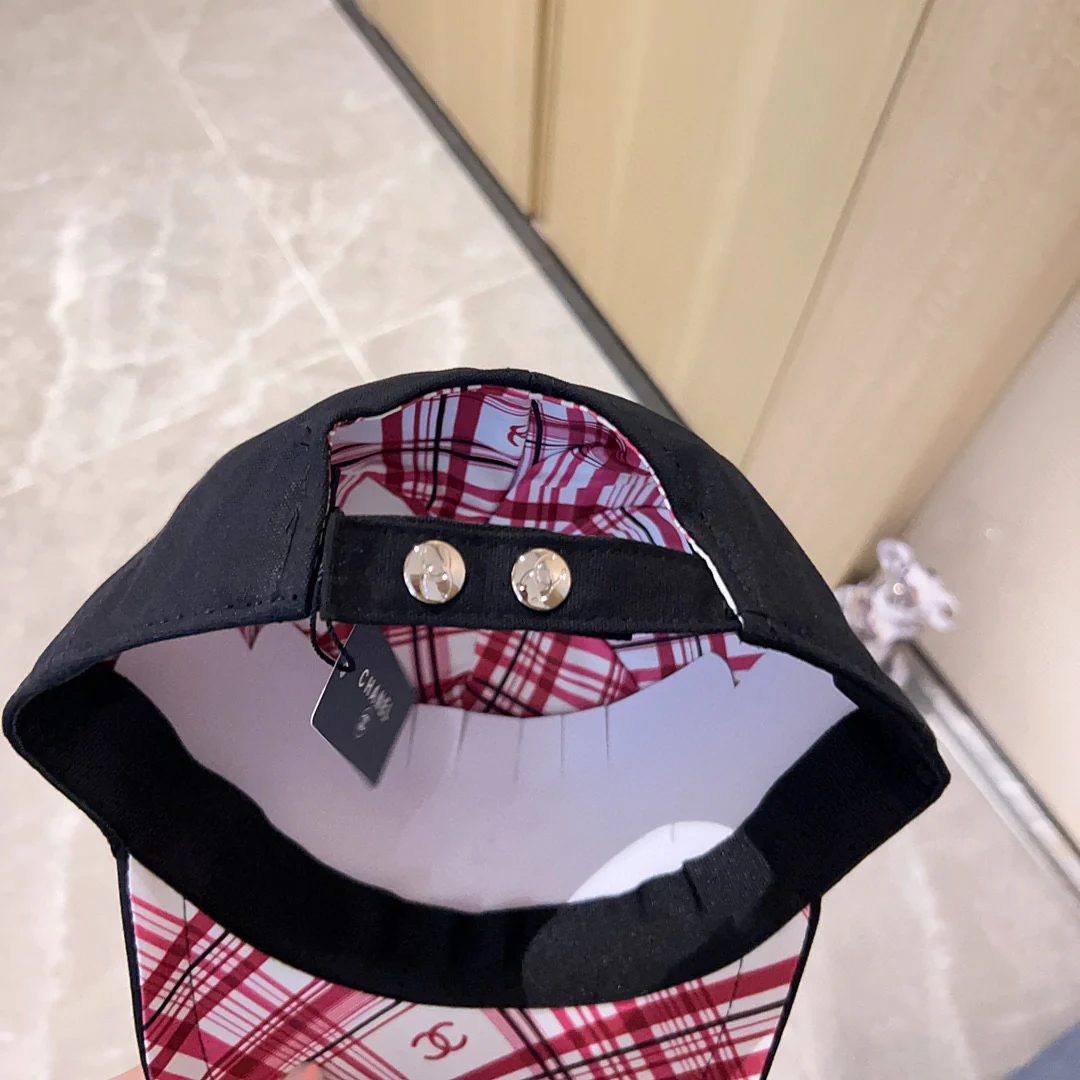 Новинка сезона весна/лето 2023 от Chanel - бейсболка с вышивкой - черная