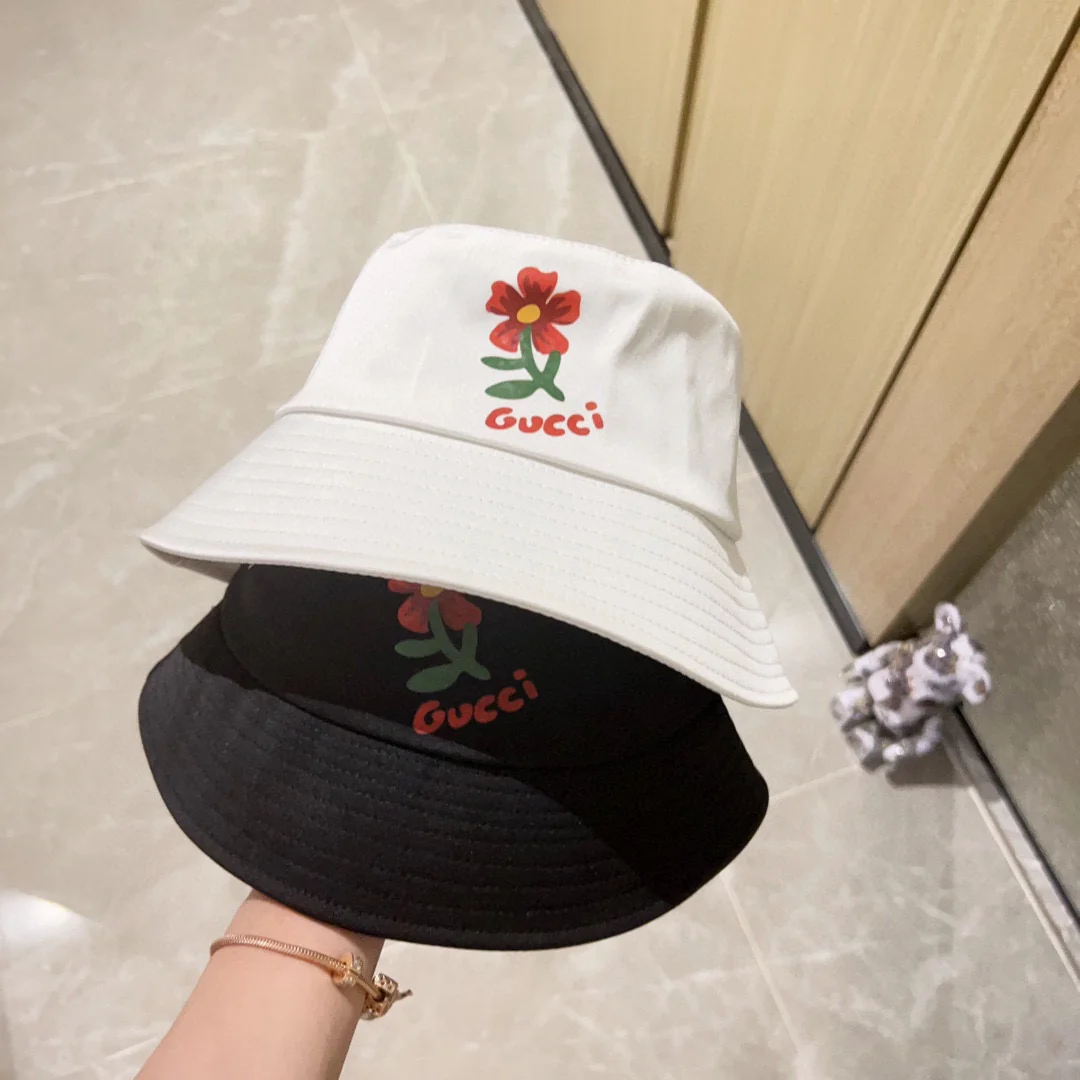Новинка сезона весна/лето 2023 от Gucci - Панама с цветочным принтом - Черная