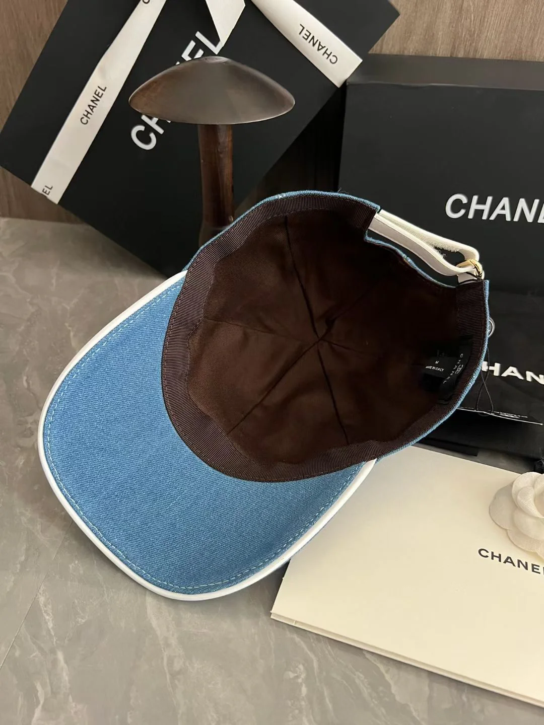 Бейсболка Chanel в ковбойском стиле с объемной вышивкой