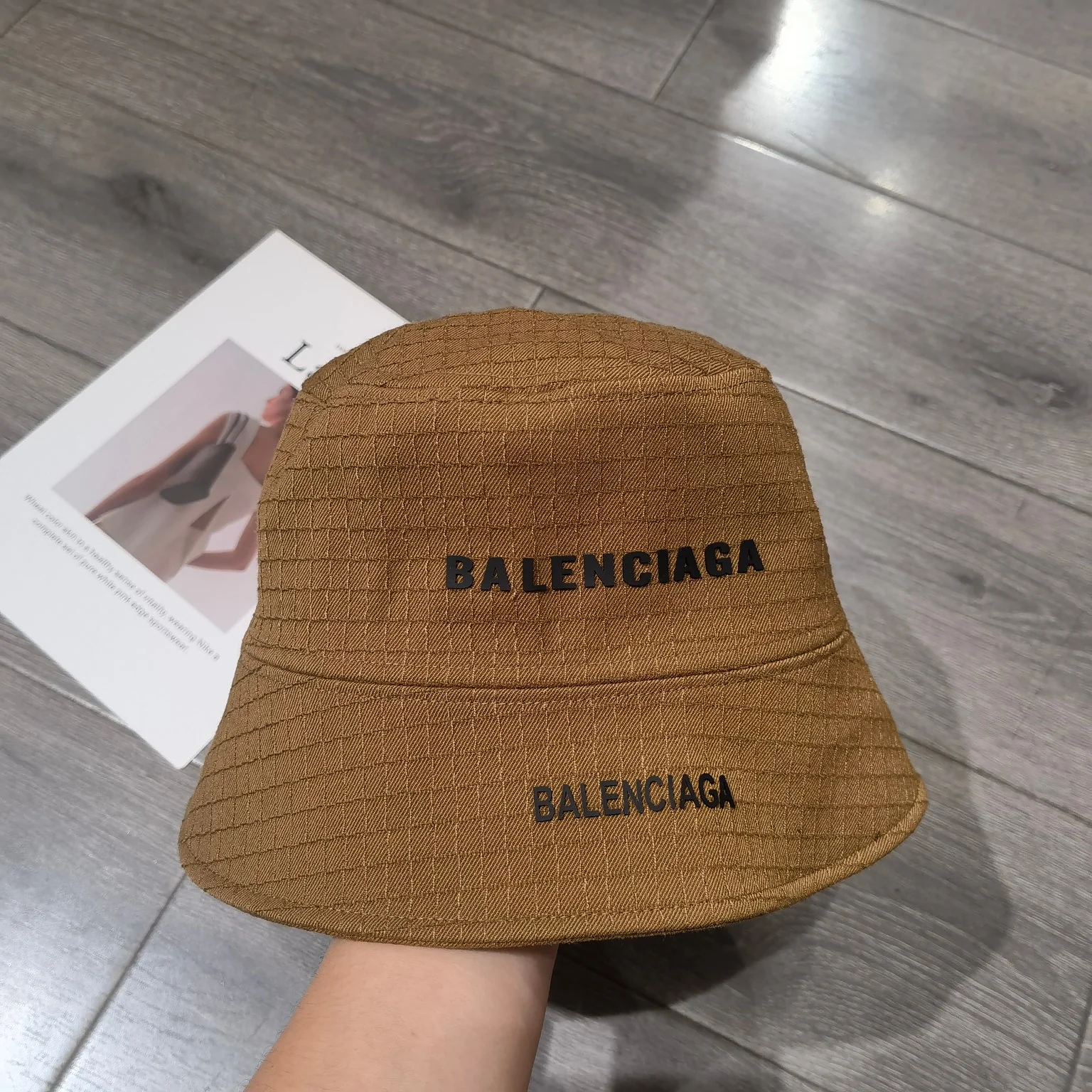 Balenciaga - Новинка осени 2023 - Панама в простую клетку