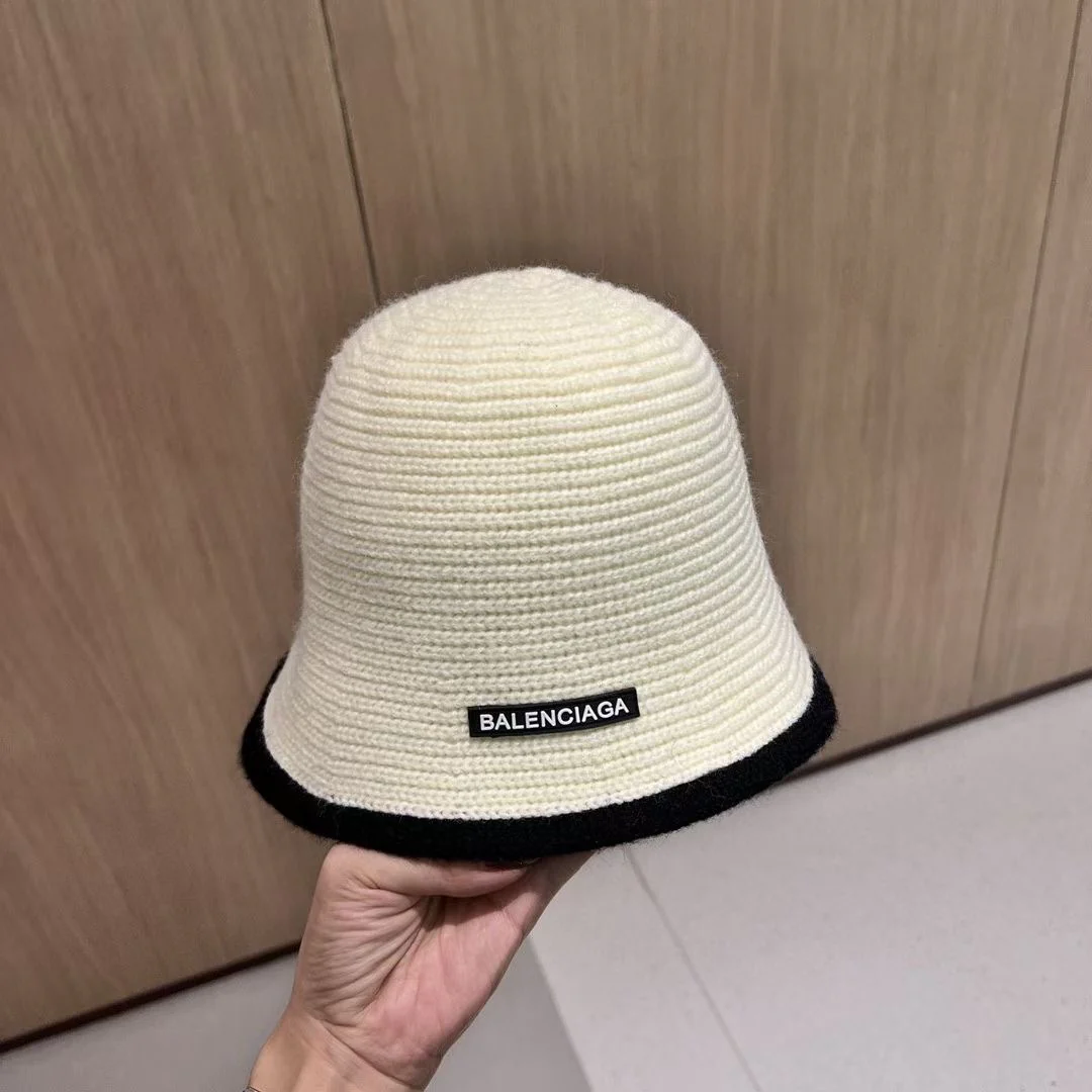 Balenciaga - Вязаная рыбацкая шапка