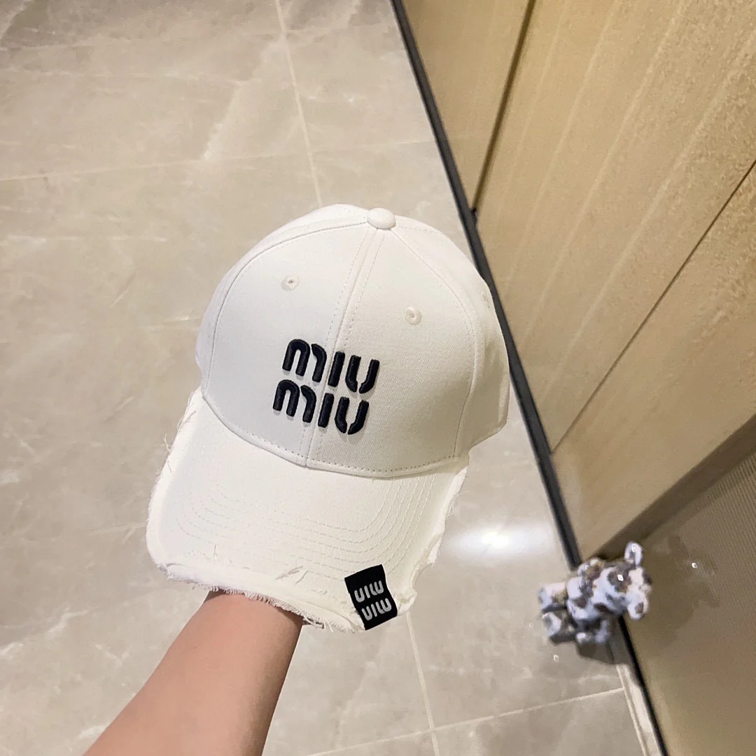 Новая бейсболка Miu Miu 2023 с вышивкой и рваными элементами - белая.