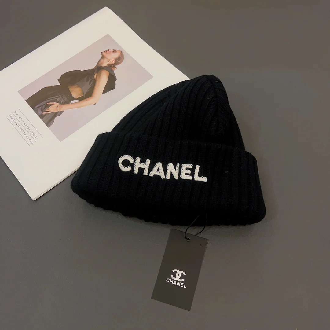 Chanel - Шапка-бини с вышивкой и пайетками - Черная