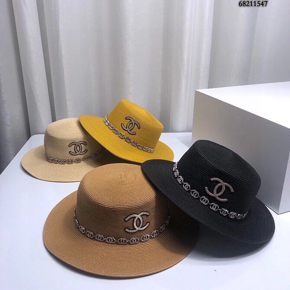 Новая соломенная шляпа Chanel 2022 года - черная.