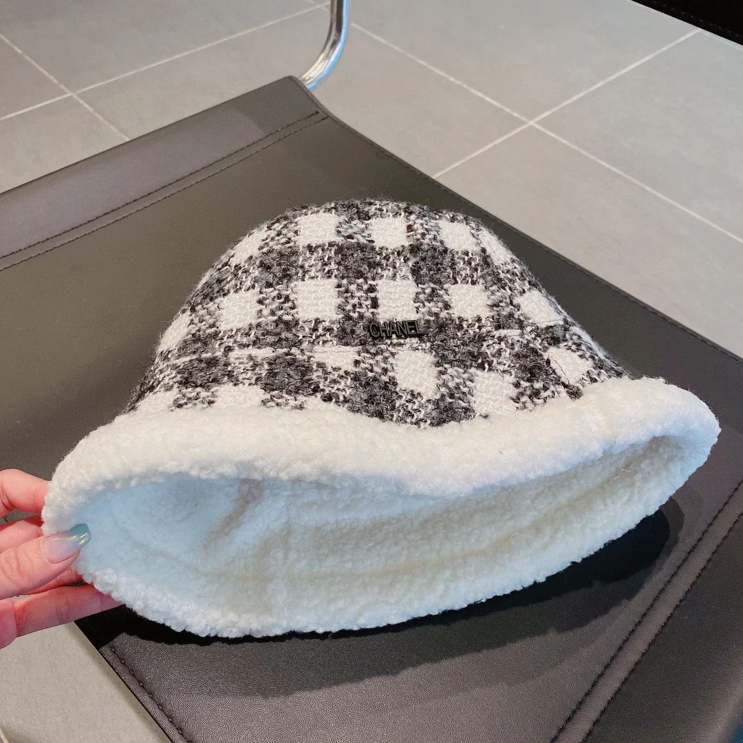 Рыбацкая шляпа Chanel в клетку из овечьей шерсти