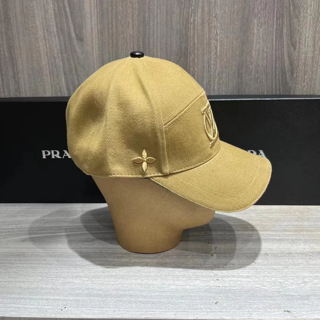 Бейсболка LV с вышивкой - 1