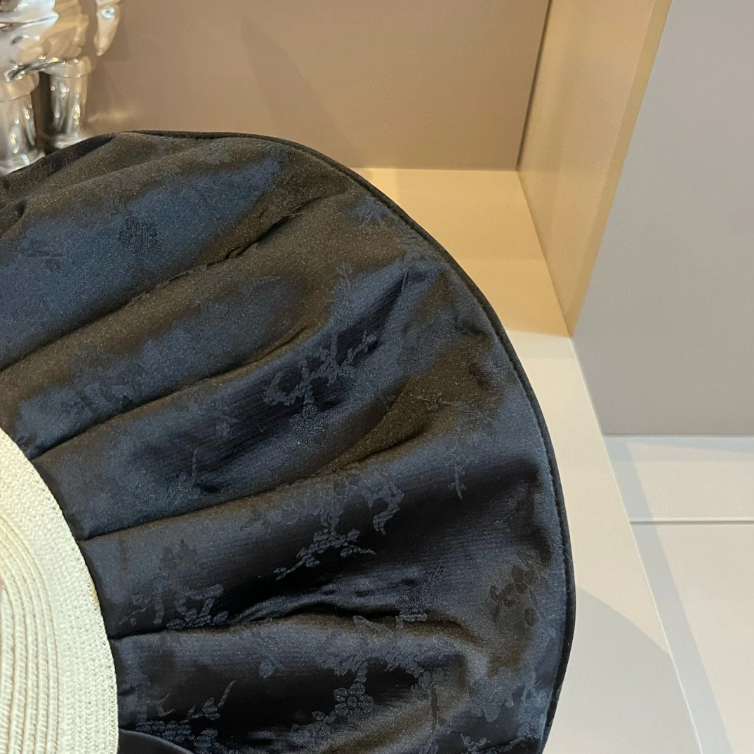 Солнцезащитная шляпа Chanel из атласа с перламутровым блеском - черная