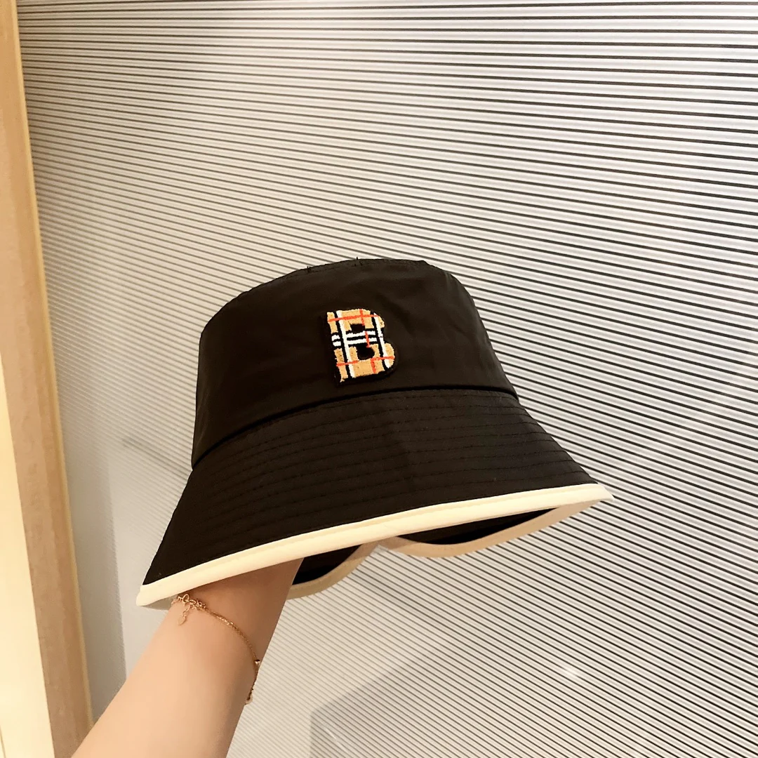 Панама Burberry 2022 в минималистичном стиле.