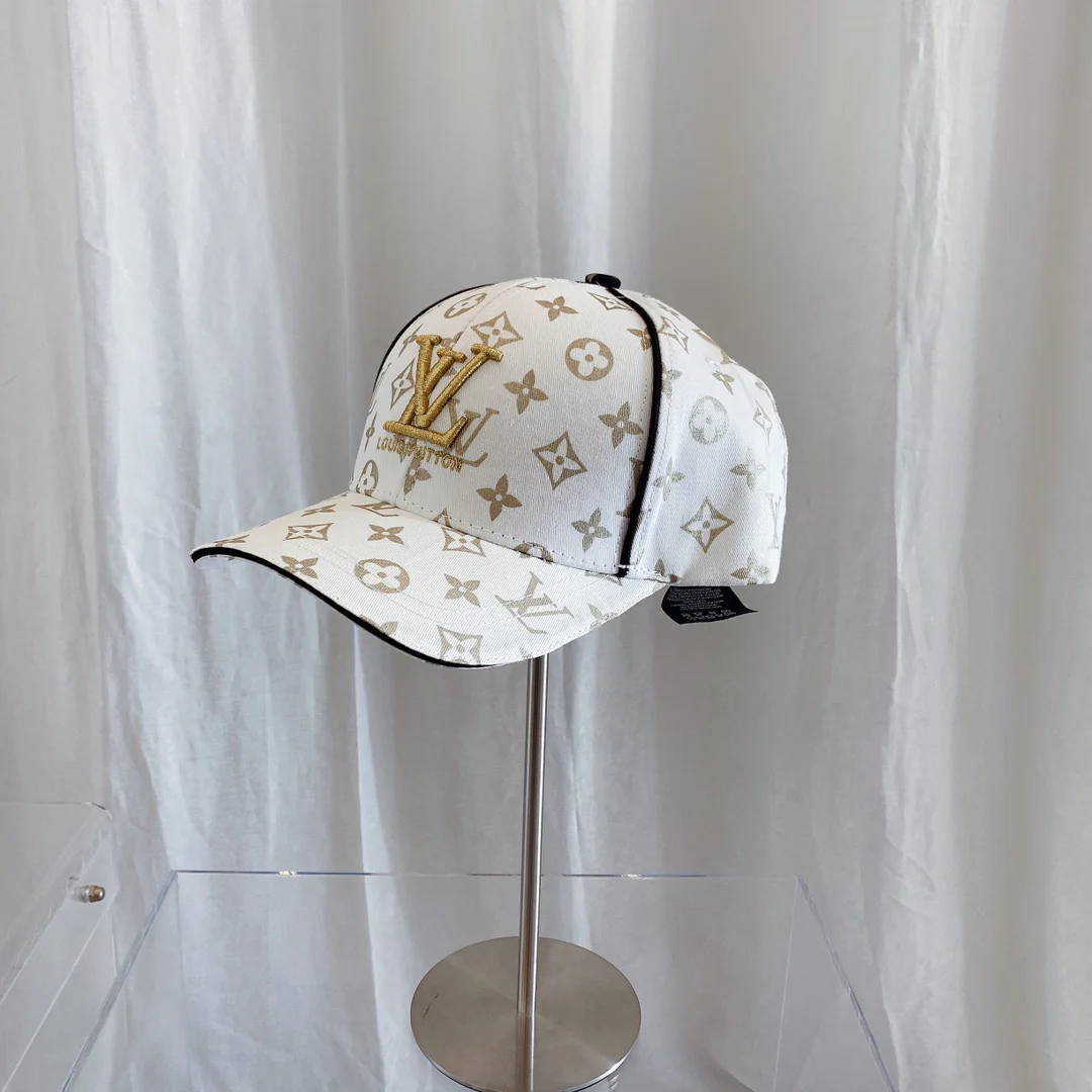 Новинка LV 2022 — бейсболка с принтом и вышивкой.