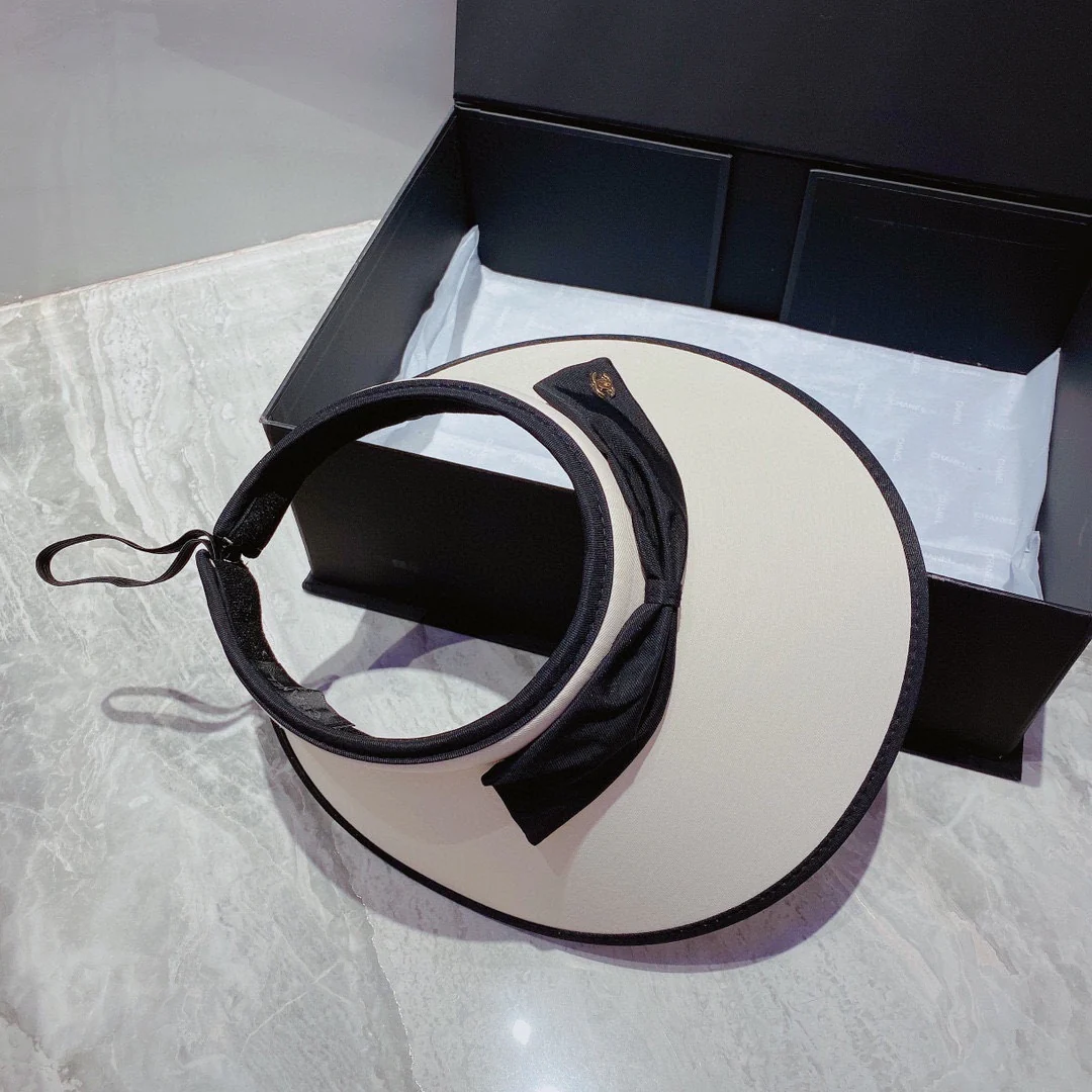 Солнцезащитная шляпа Chanel с открытым верхом и черно-белым бантом