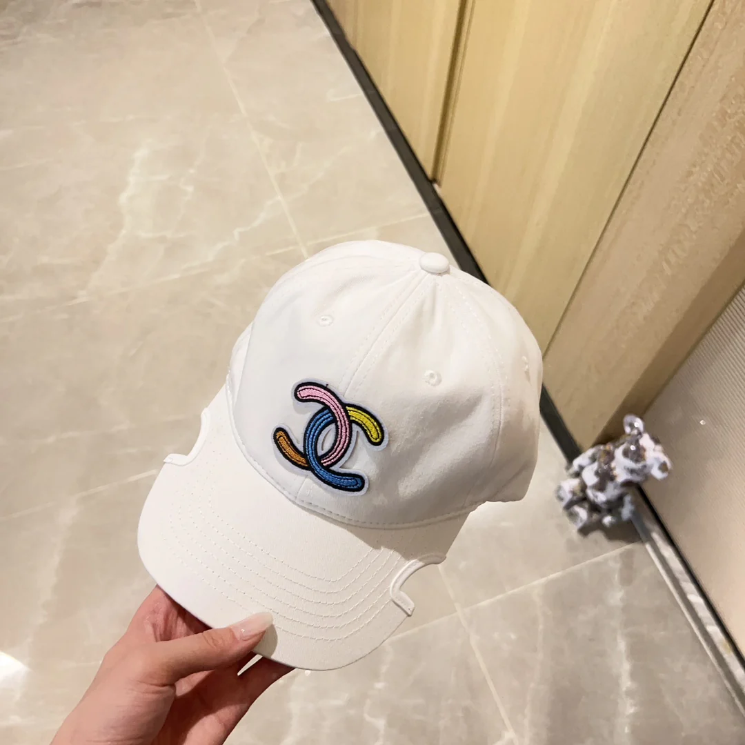 Новинка сезона весна/лето 2023 от Chanel - Бейсболка с неровным козырьком - Белая