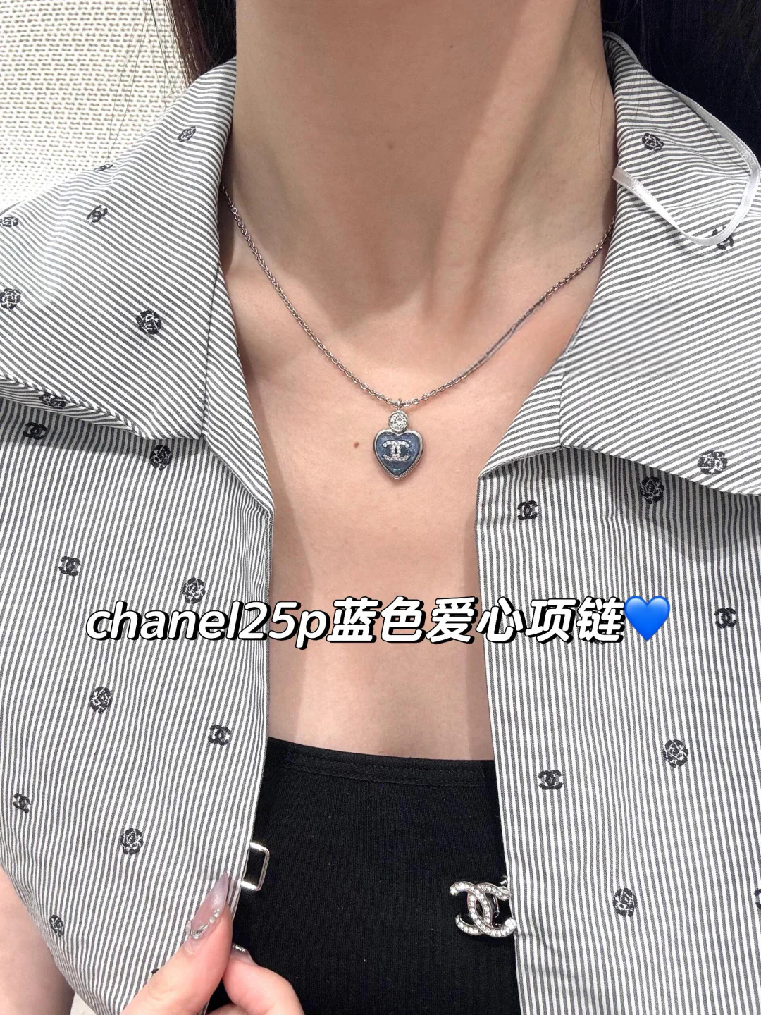 Колье Chanel 25p с сердечком, украшенным стразами, сине-розовое, регулируемая длина.