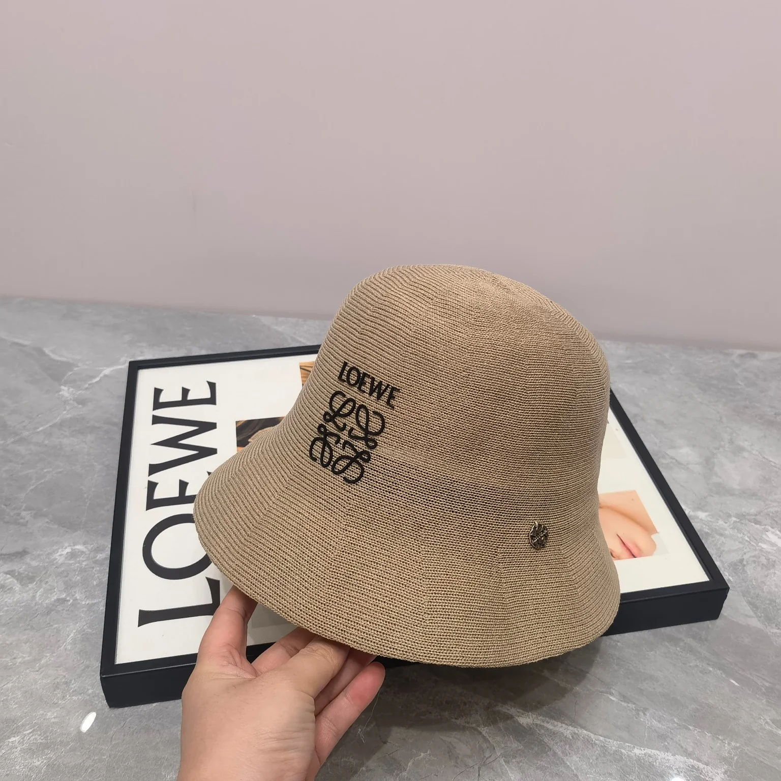 Новая дышащая рыбацкая шляпа LOEWE из ледяного шелка, модель 2024 года.