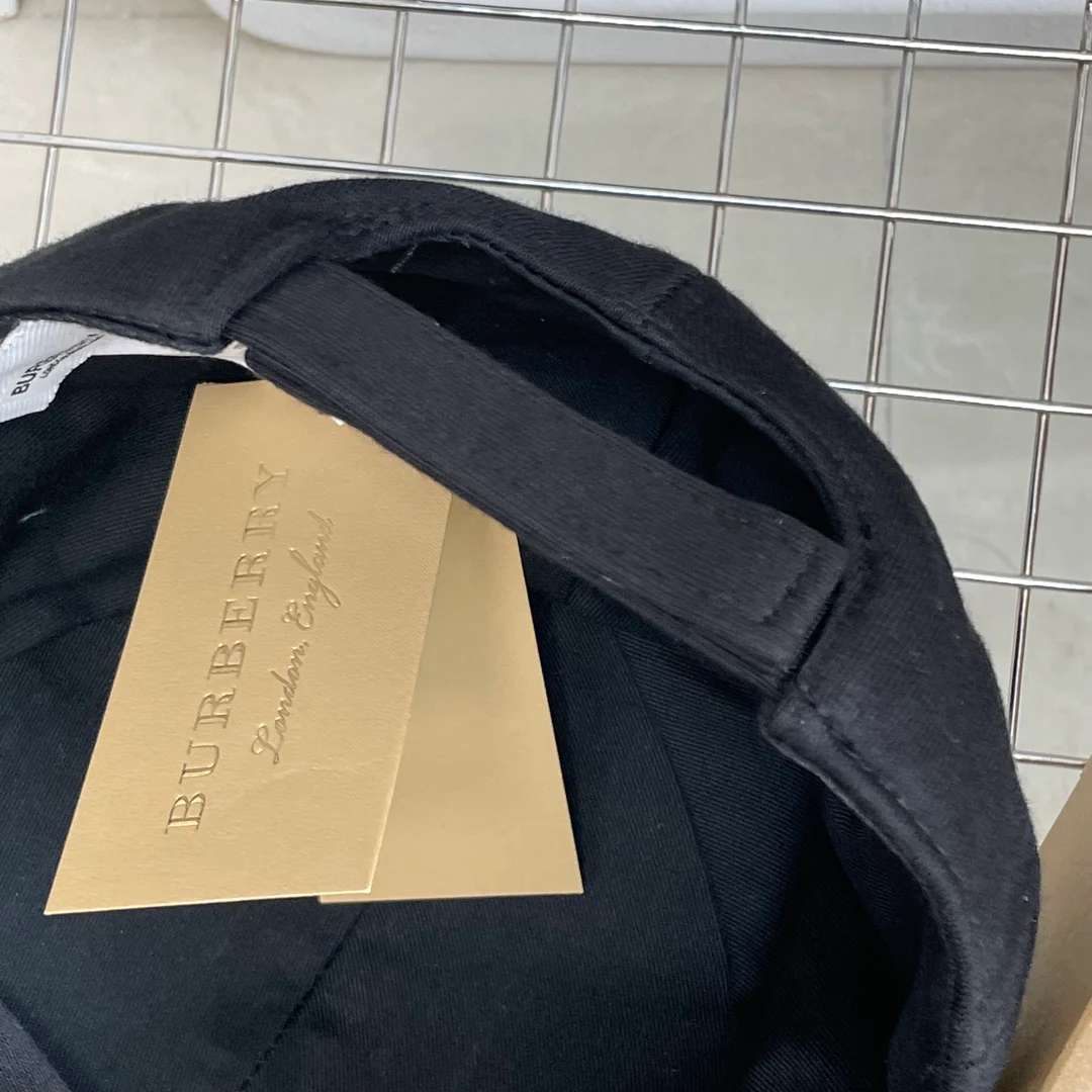 Burberry - Новая клетчатая бейсболка с вышитыми буквами