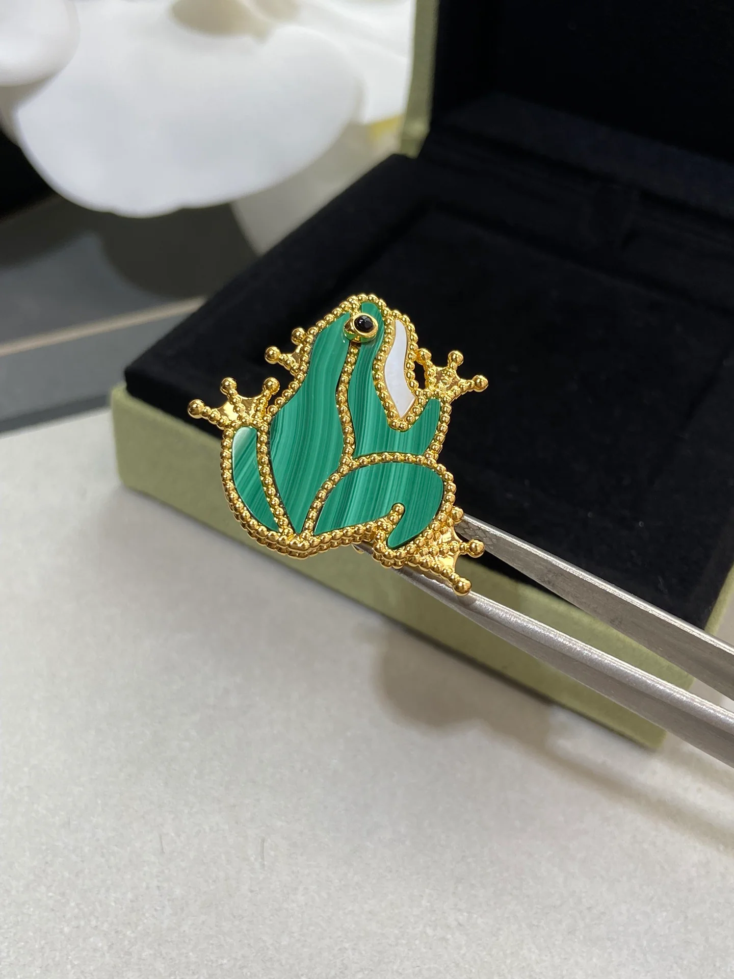 Van VS - Брошь 004