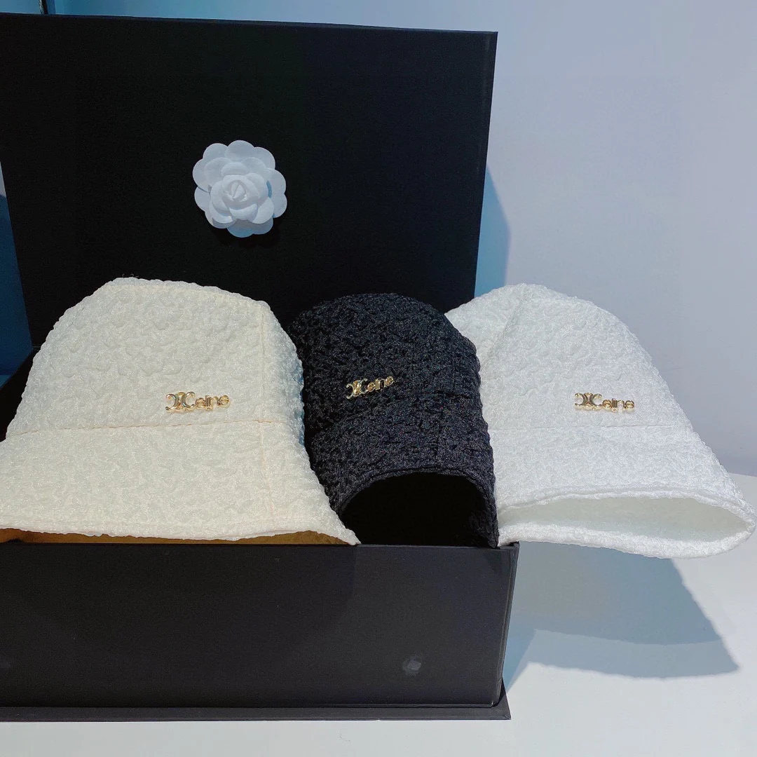 Новинка Celine 2022 года - стильная рыбацкая шляпа для весны/лета.