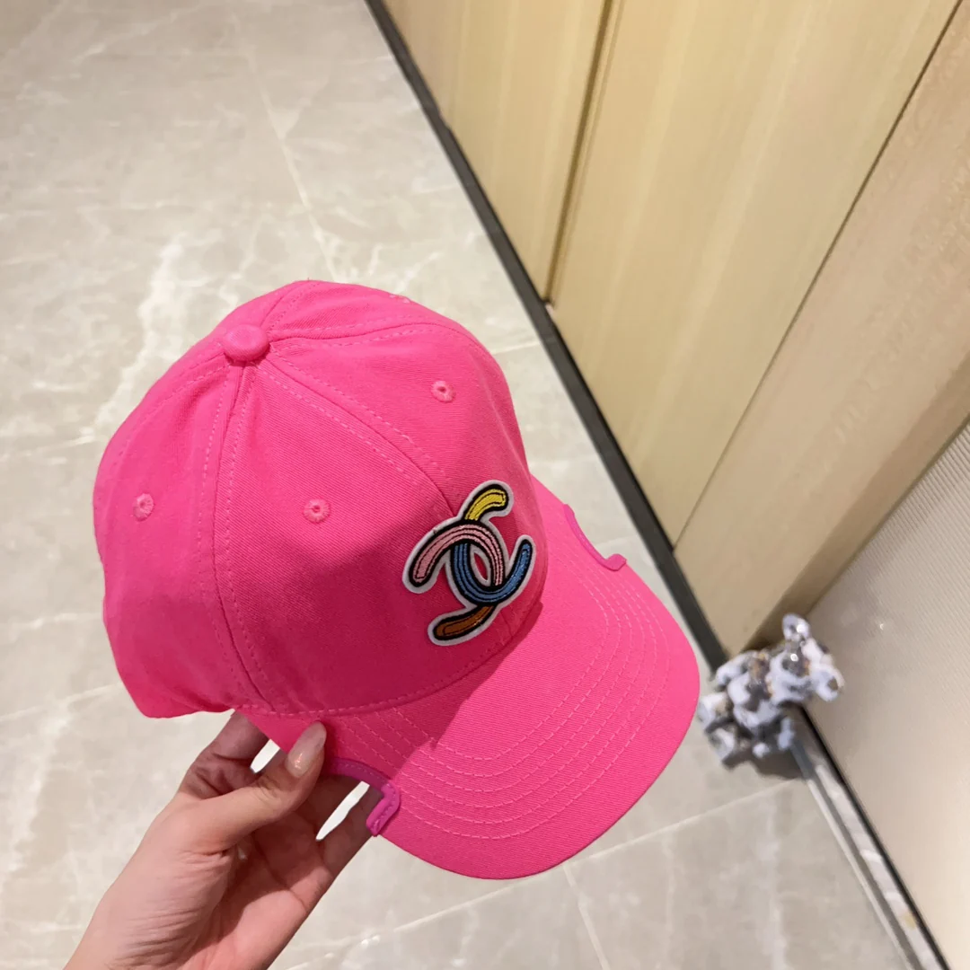 Новинка сезона весна/лето 2023 от Chanel - Бейсболка с неровным козырьком - Розовая