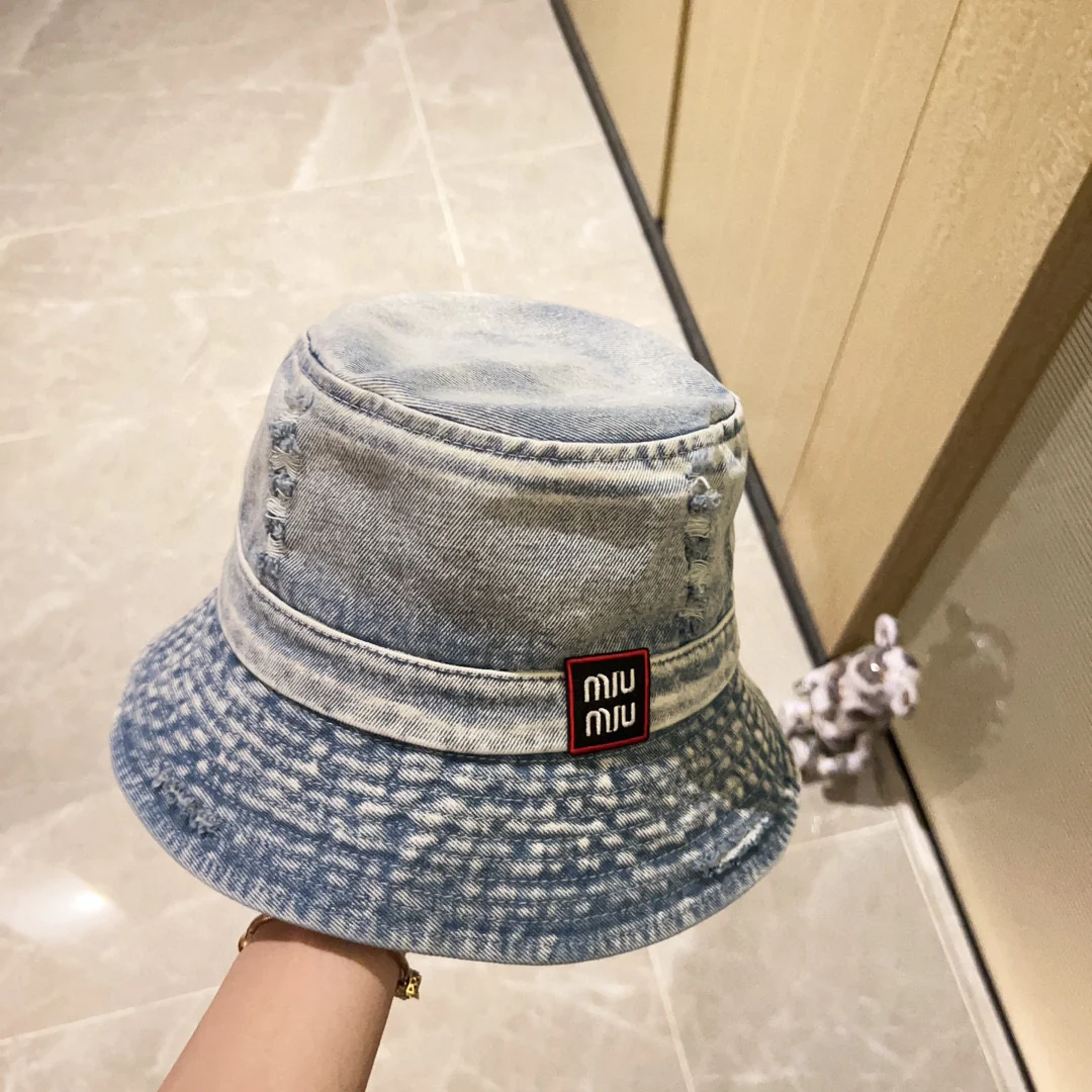 Новинка весны/лета Miu Miu 2023 — джинсовая панама.