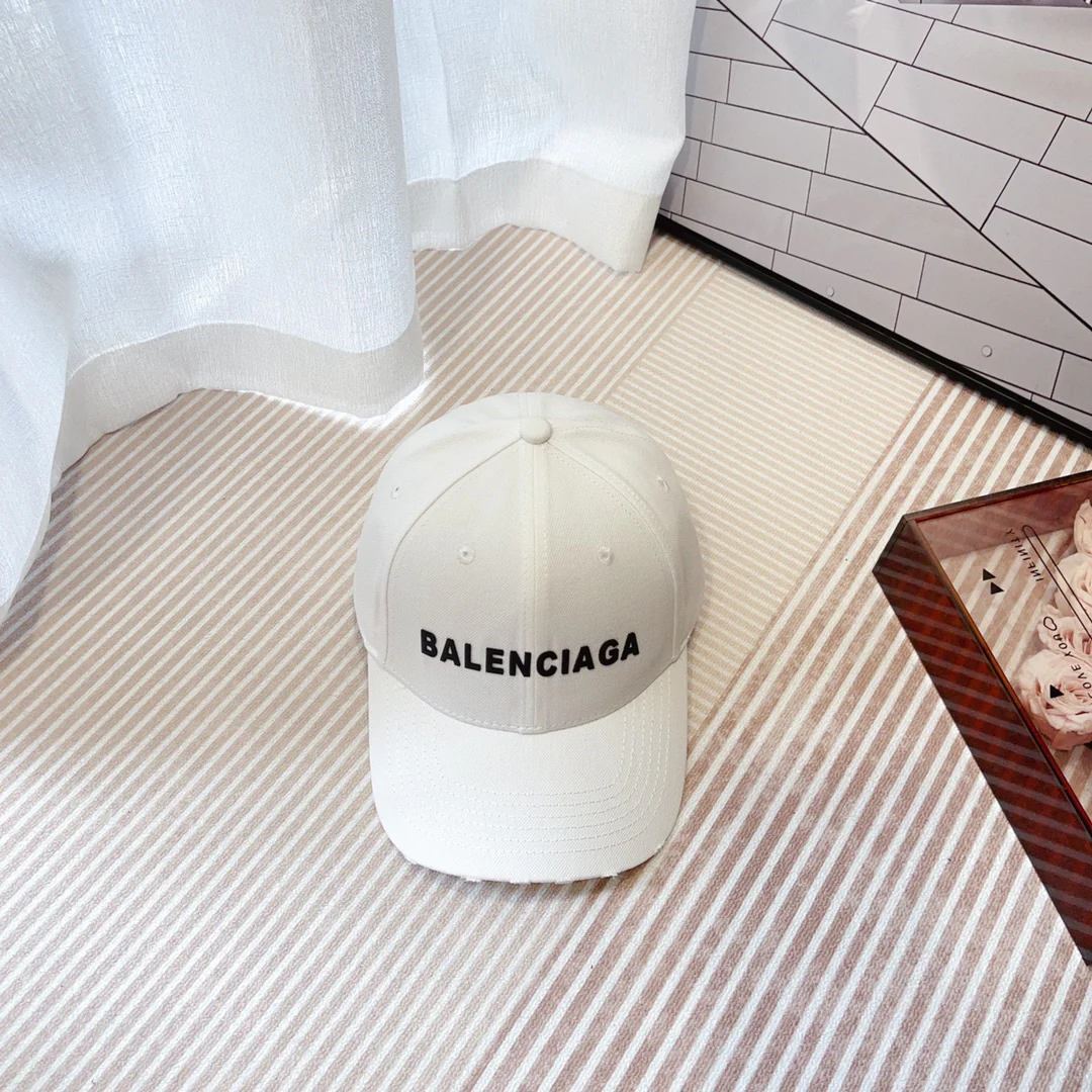 Balenciaga - Маленькая бейсболка с вышивкой в ??виде кисти - Белая