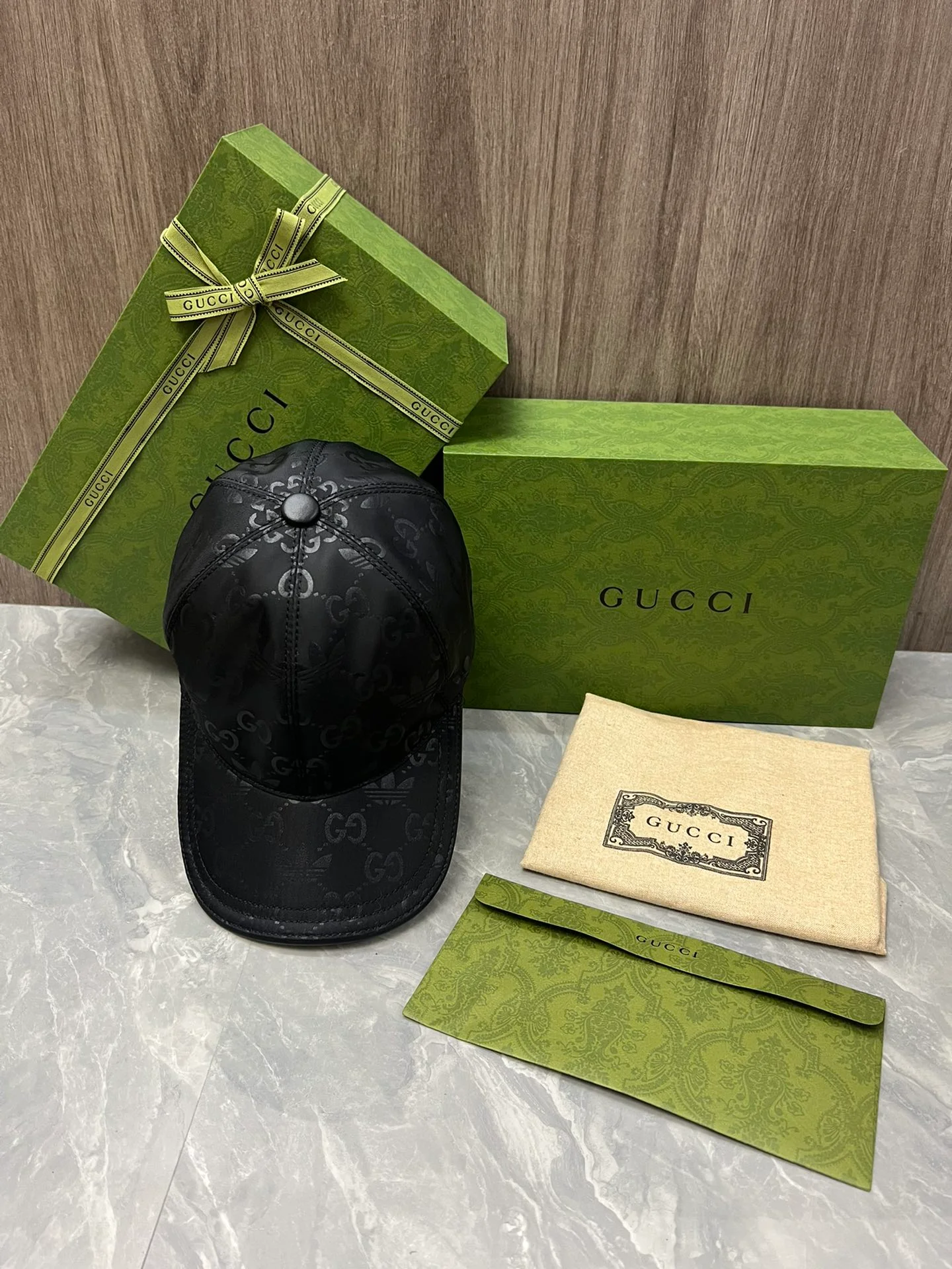 Водонепроницаемая бейсболка с монограммой от Gucci (коллаборация) - черная.