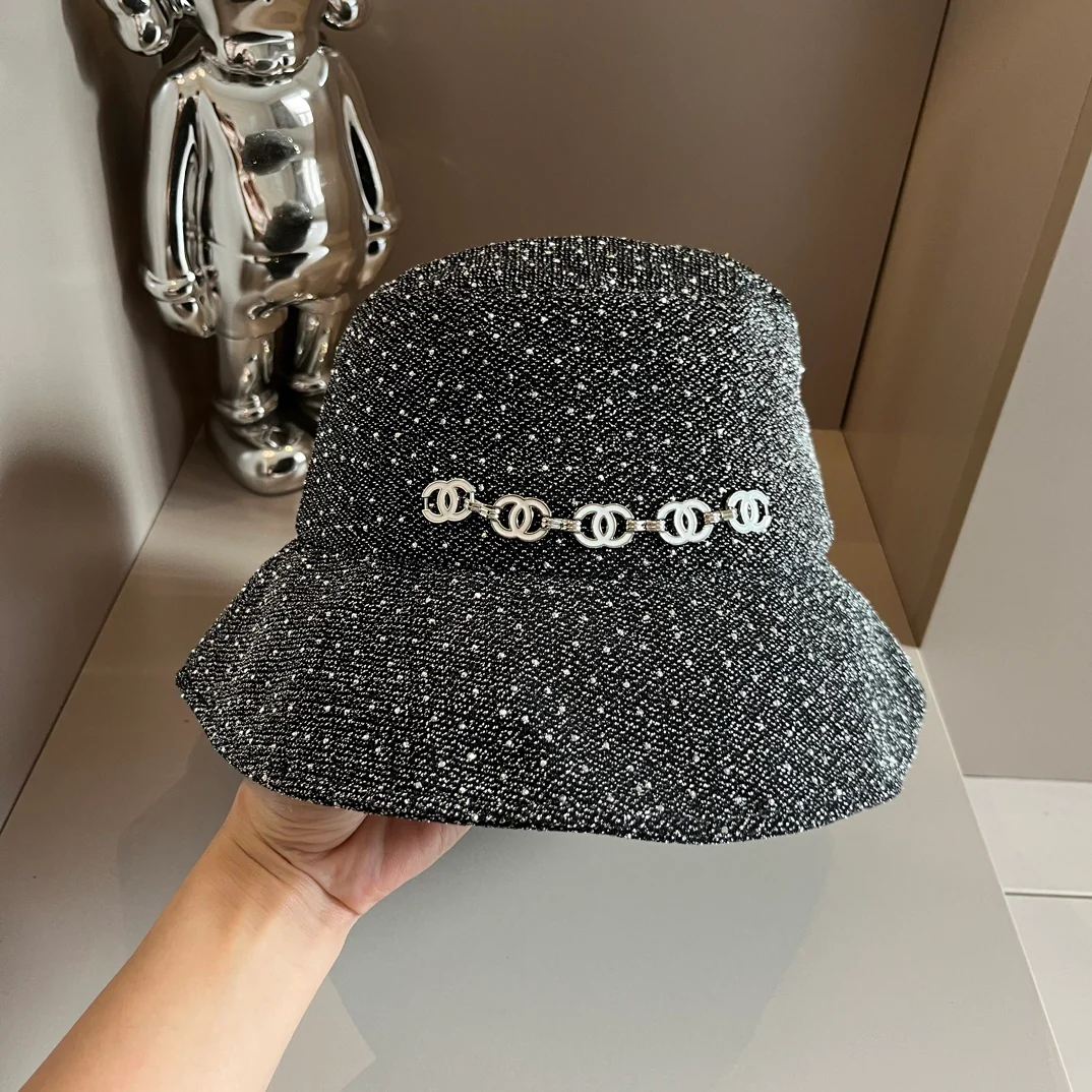 Новая весенне-осенняя рыбацкая шляпа Chanel с двойной буквой С и блестками — серая.