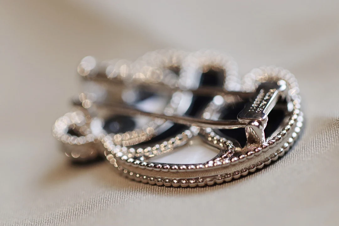 Van Véck - Брошь 008