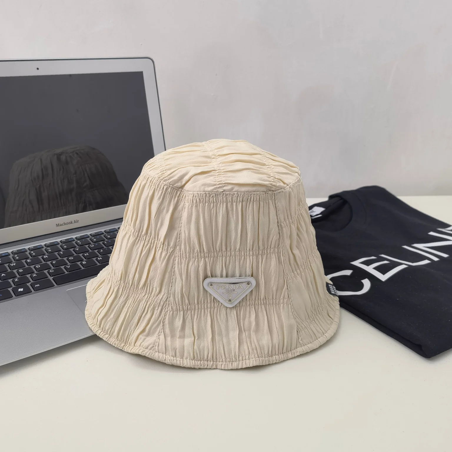 Prada - Новинка начала осени 2023 года - Простая панама со складками