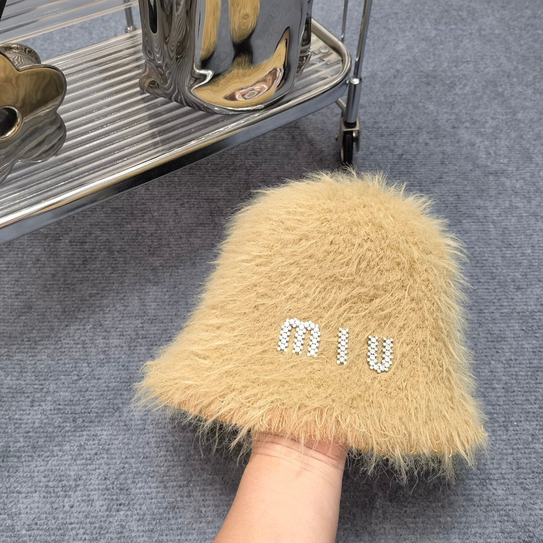 Miu Miu - Популярная осенне-зимняя коллекция: рыбацкая шапка из норки.