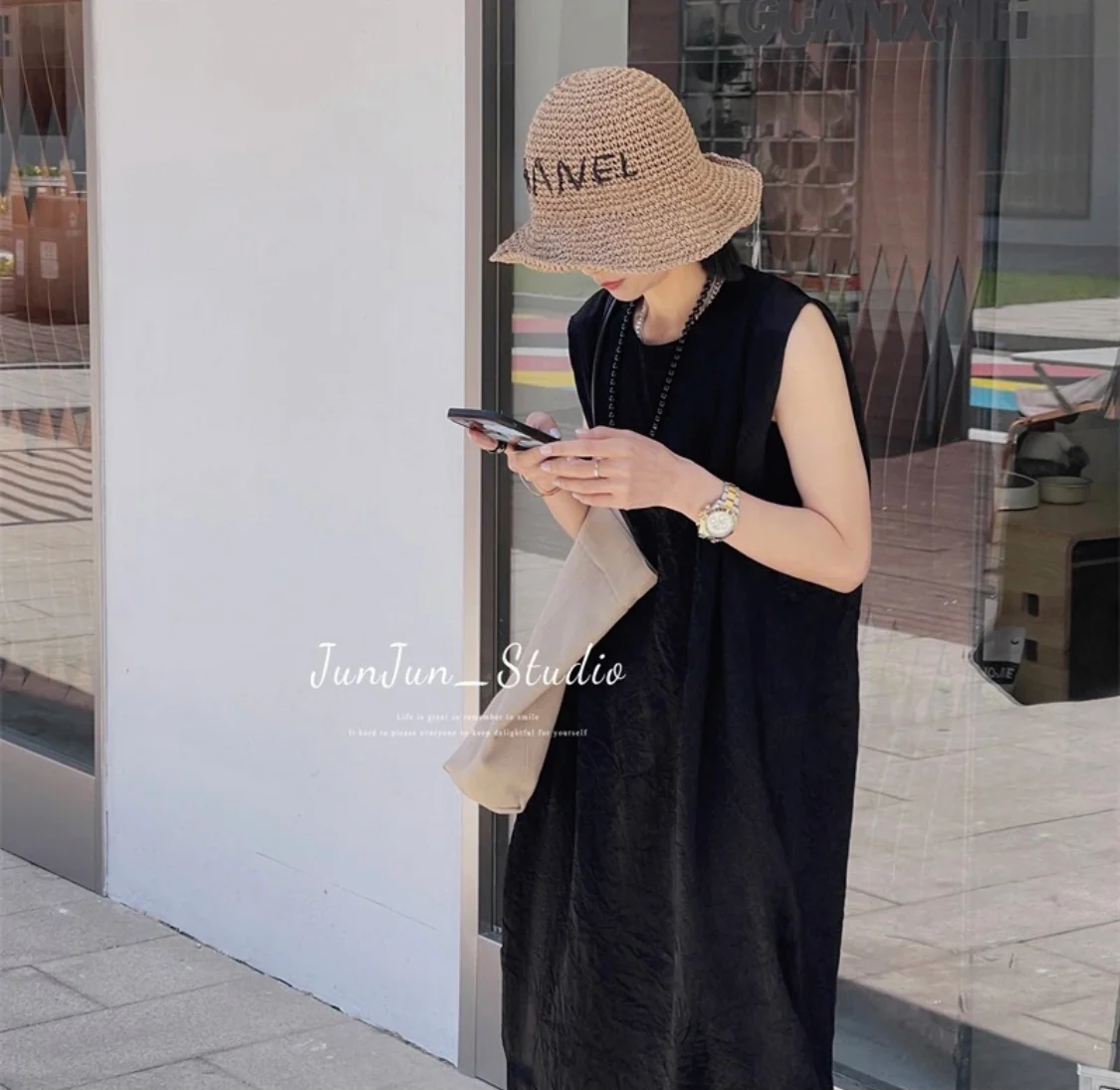 Новинка сезона весна/лето 2023 от Chanel — соломенная рыбацкая шляпа.