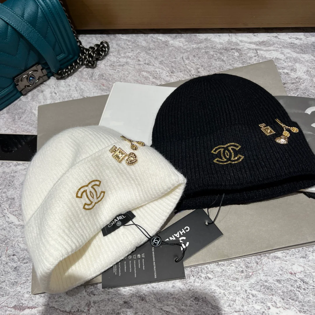 Вязаная шапка Chanel с украшениями
