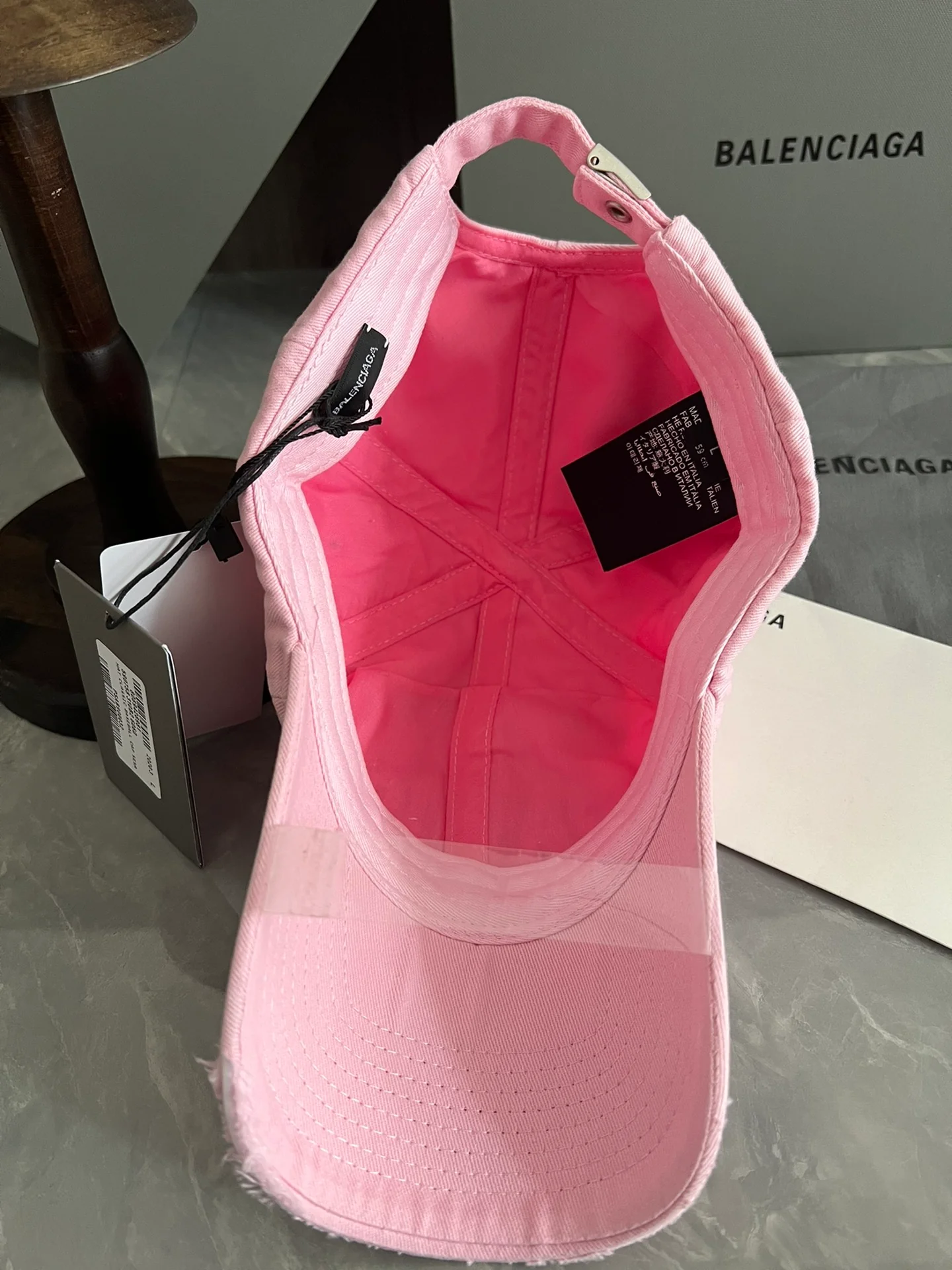 Balenciaga - Винтажная рваная бейсболка из коллекции City Collection - Розовая