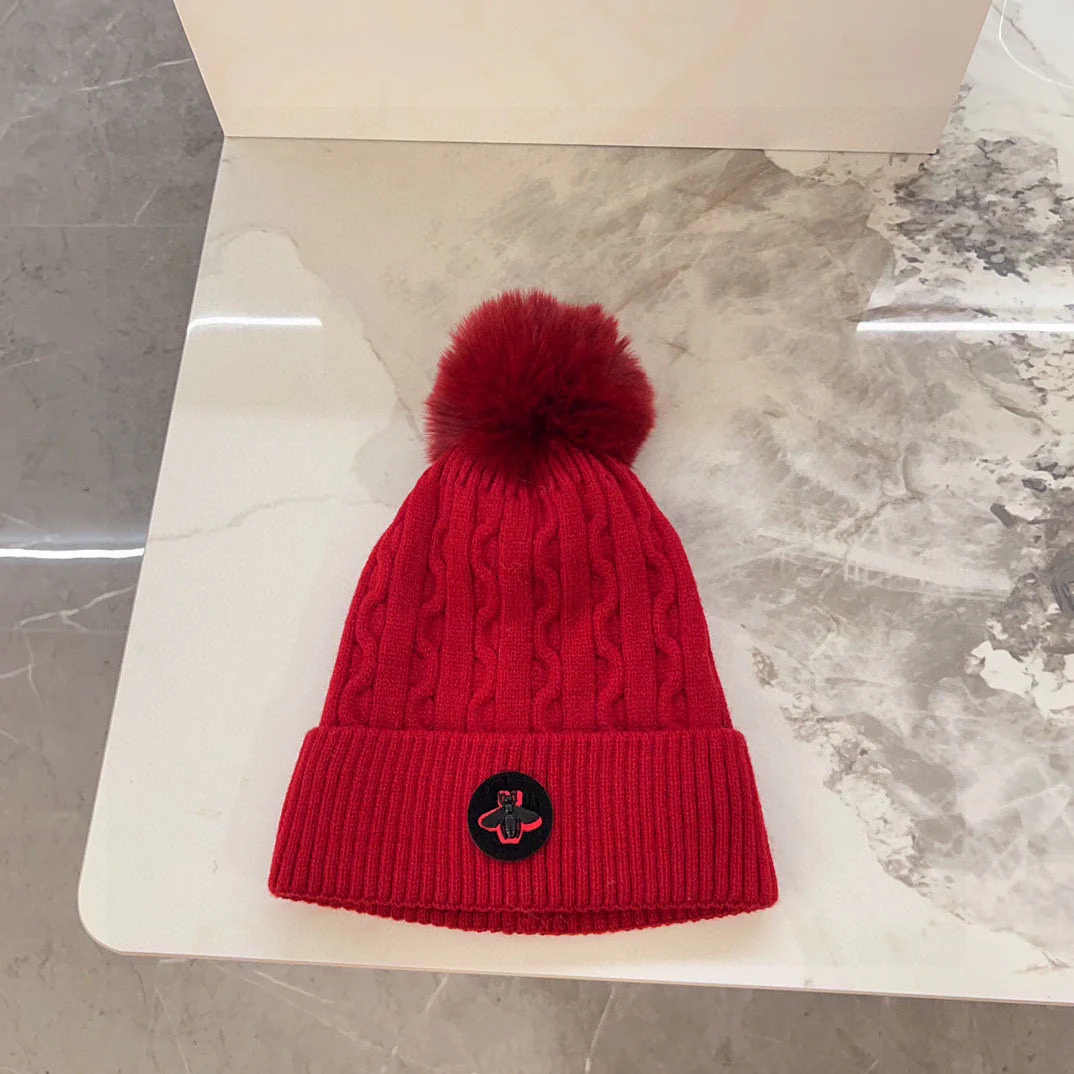 Вязаная шапка Gucci с косами - красная