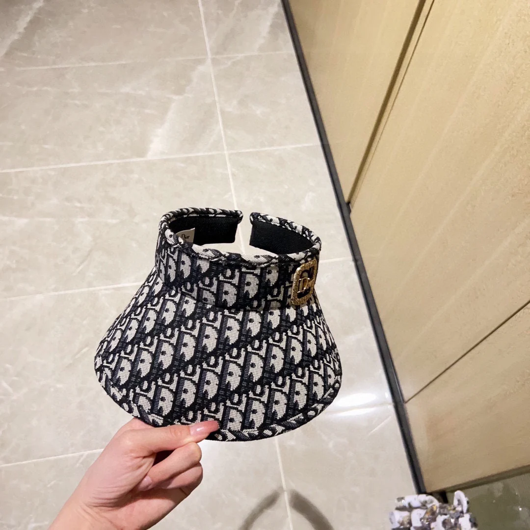 Новинка сезона весна/лето 2023 от Dior: парик Monogram Canvas и солнцезащитная шляпа.