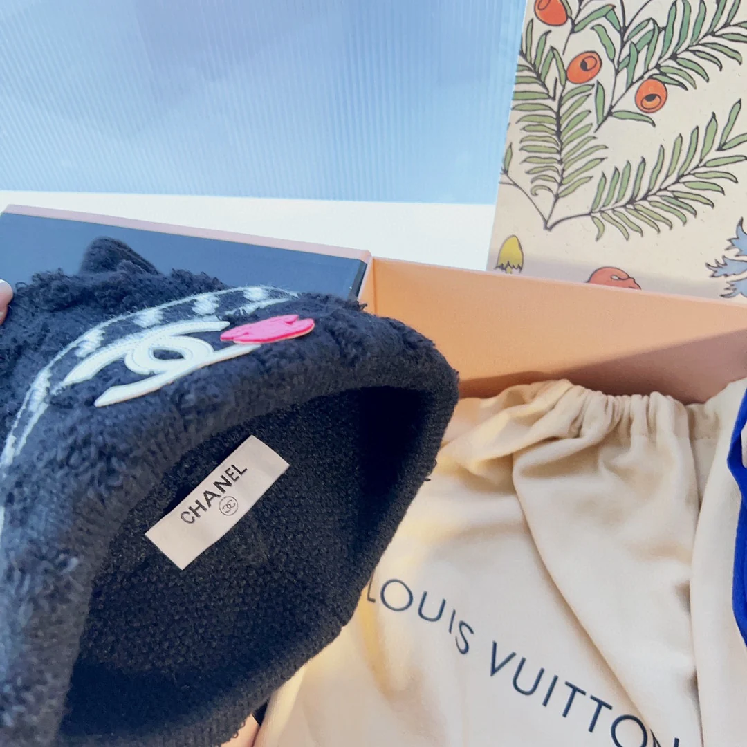 Вязаная шапка Chanel в корейском стиле - черная