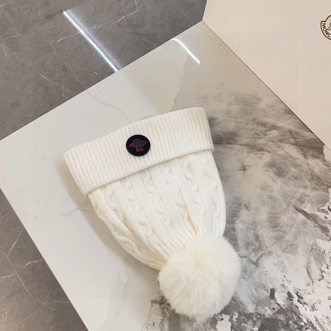 Вязаная шапка Gucci с косами - белая