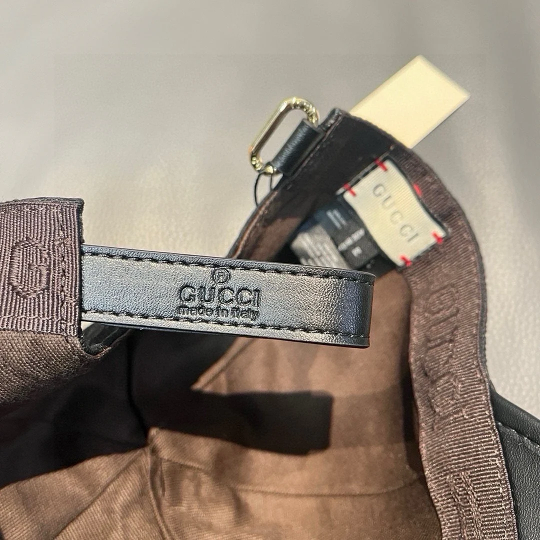 Кожаная бейсболка, созданная в сотрудничестве с Gucci — черная.