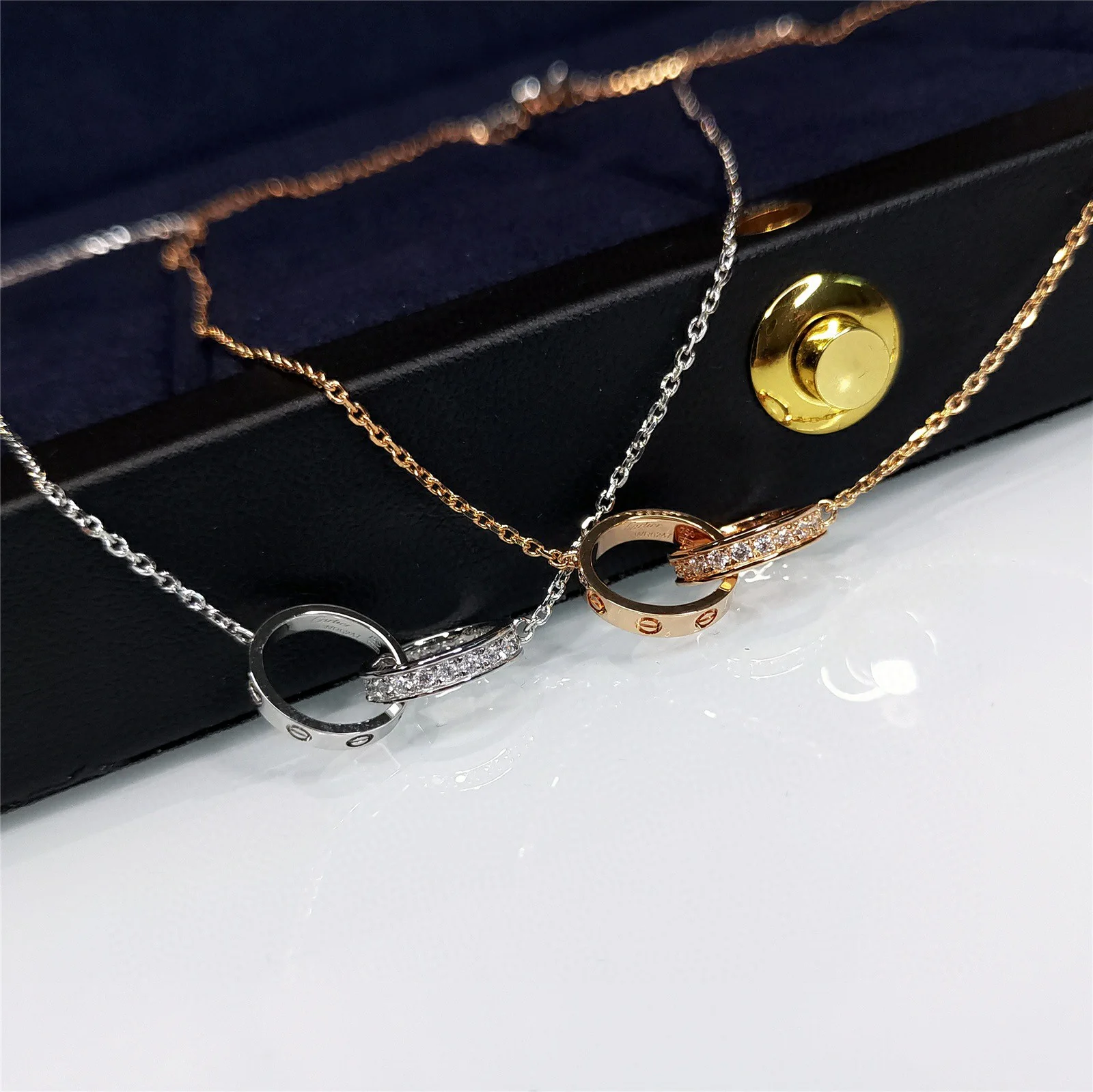 Колье Cartier Love Double Ring с двумя кольцами - половина бриллианта