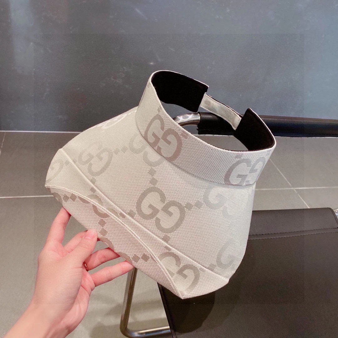 Новинки коллекции Gucci Весна/Лето 2023 - Кепка из канваса с монограммой и узкими полями - Козырек - Белая