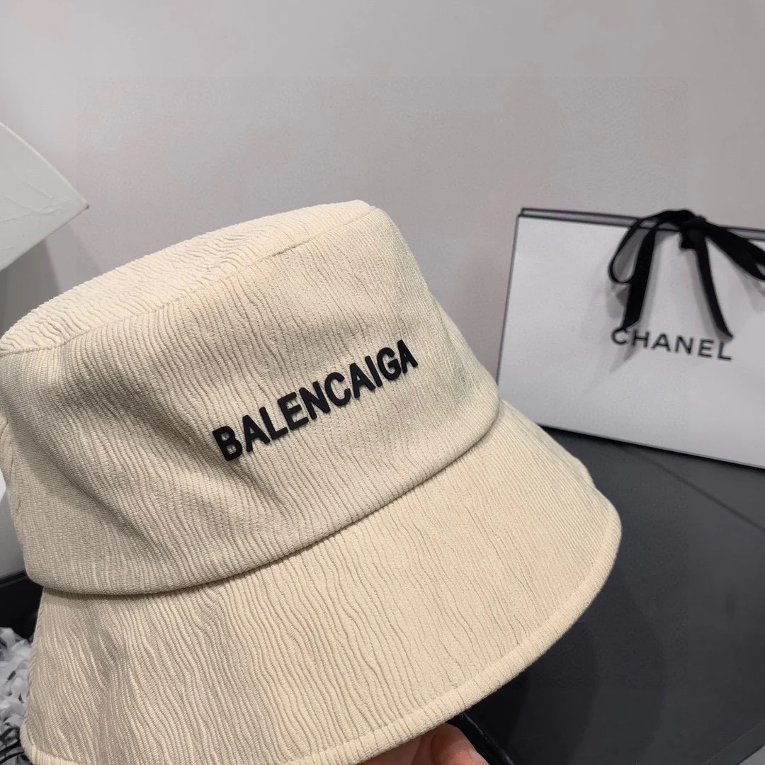 Balenciaga - Минималистичная рыбацкая шляпа с волнообразным узором
