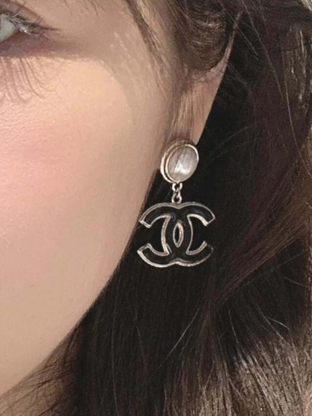 Серьги-подвески Chanel 25p с жемчугом, каплями и двойной буквой С — черно-розовые.