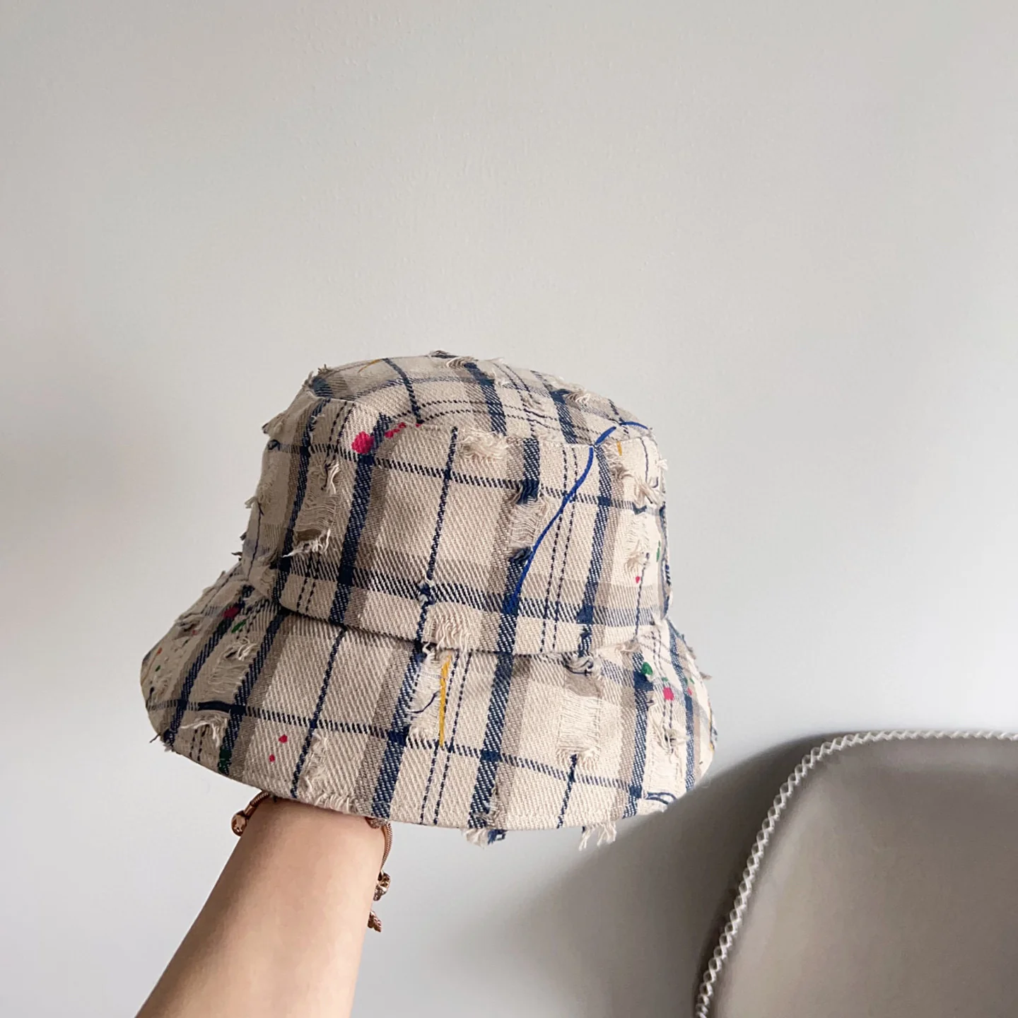 Рыбацкая шляпа LV в клетку с эффектом потертости - белая
