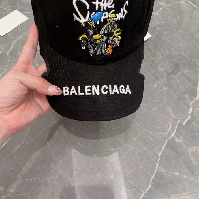 Бейсболка, созданная в сотрудничестве Balenciaga и The Simpsons.