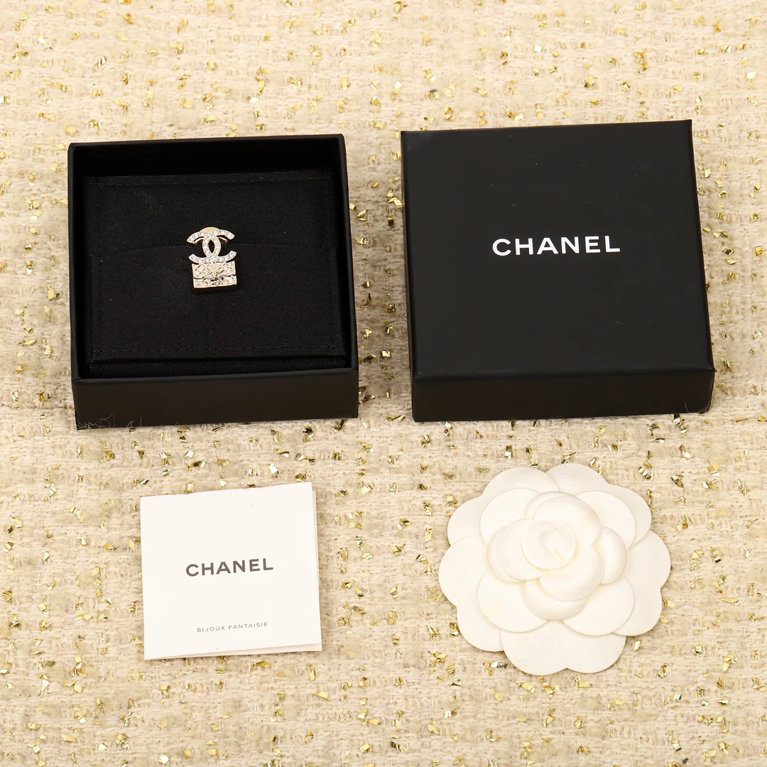 Брошь Chanel 147