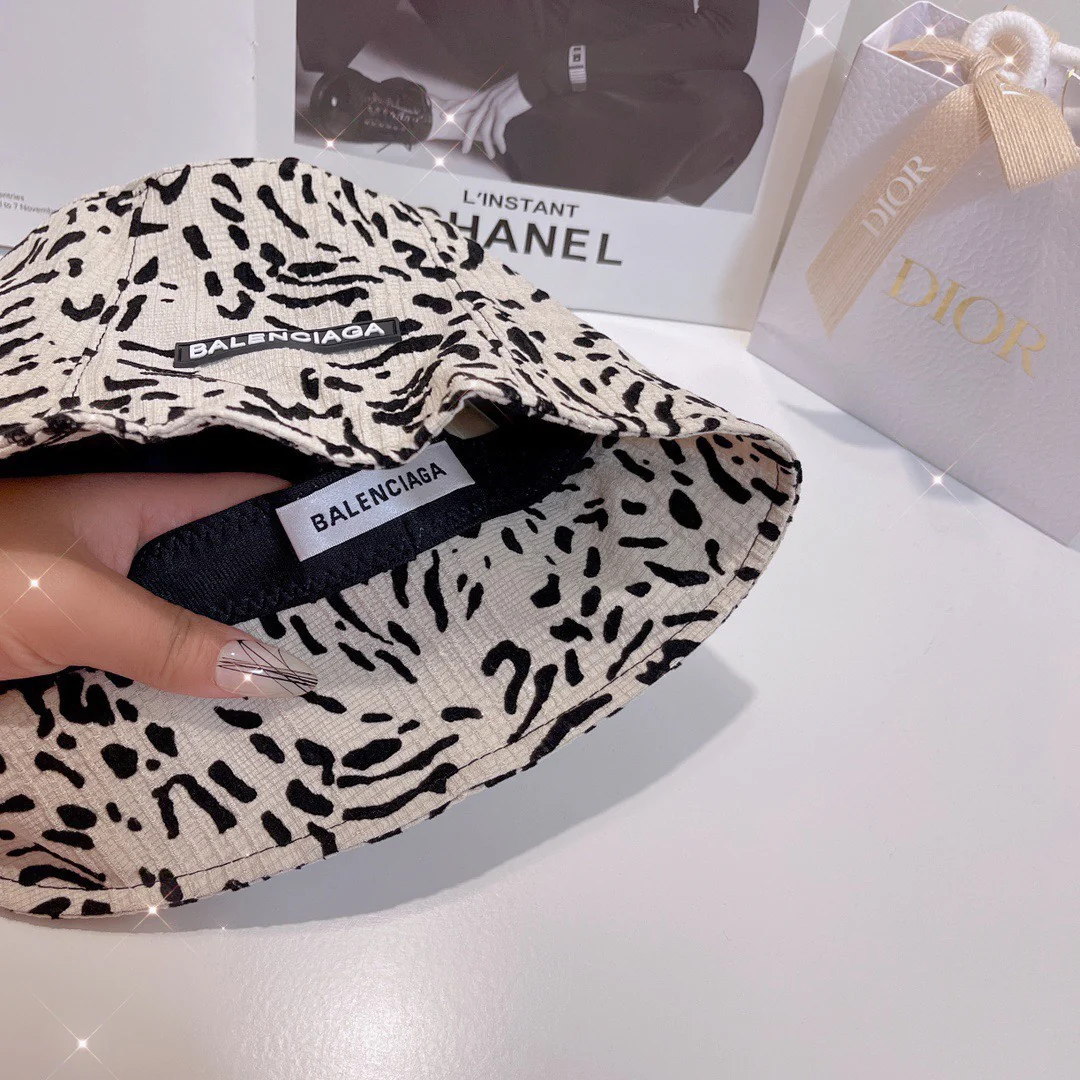 Рыбацкая шляпа Balenciaga с леопардовым принтом