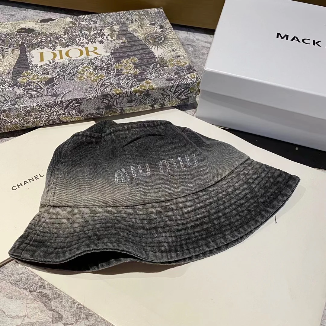 Новинка весны/лета Miu Miu 2023 — панама из джинсовой ткани с лоскутным узором.