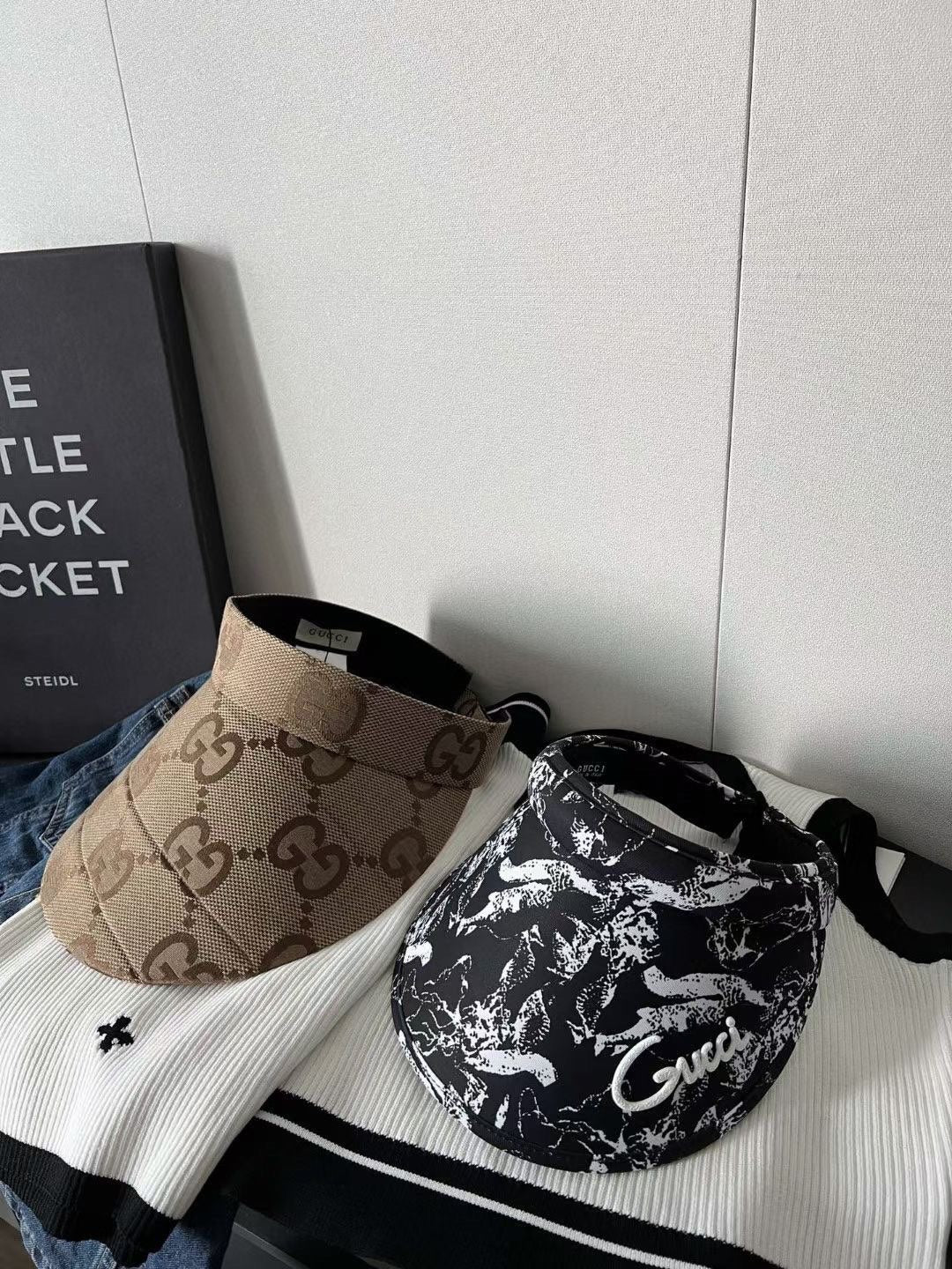 Классическая солнцезащитная шляпа Gucci с монограммой.