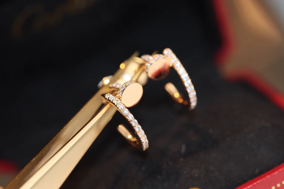 Небольшие серьги-гвоздики Cartier из розового золота, полностью инкрустированные бриллиантами.