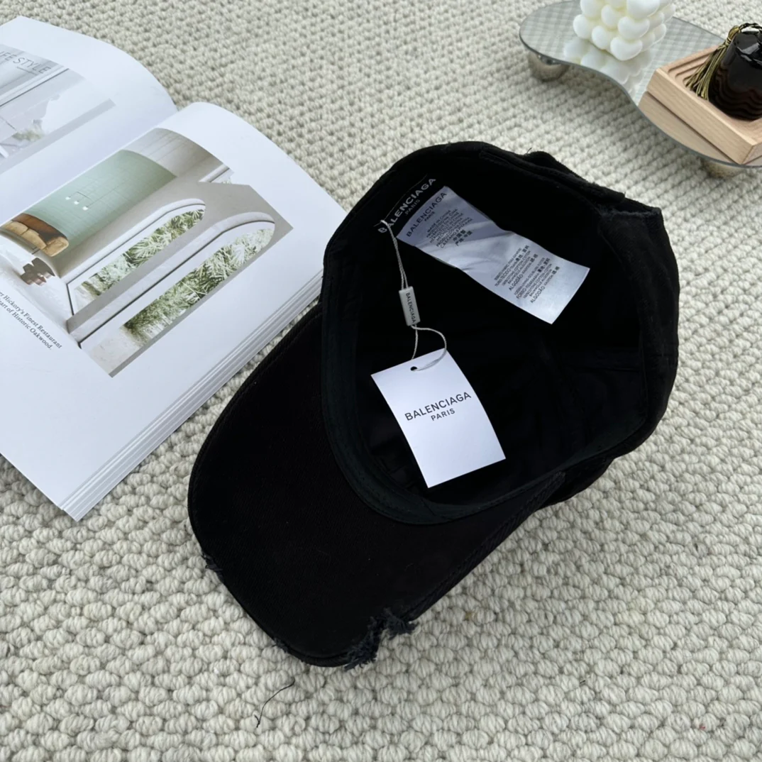 Бейсболка Balenciaga с надписью на задней стороне - Черная