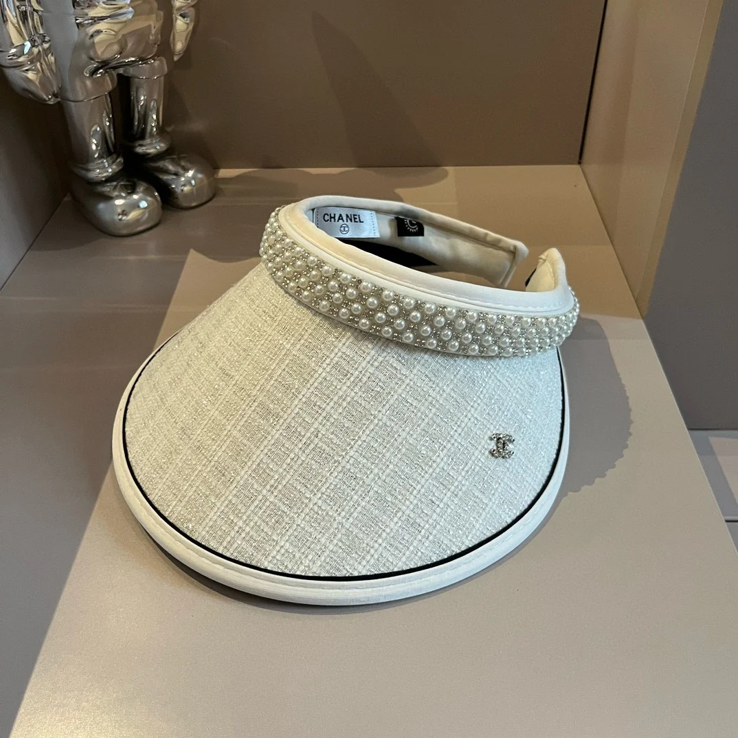 Солнцезащитная шляпа-ободок Chanel с жемчугом - белая